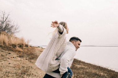 Bir çift rıhtımda sarılıyor.