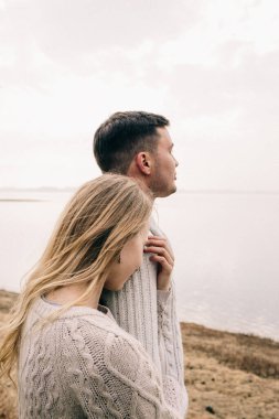 Bir çift rıhtımda sarılıyor.