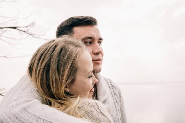 Bir çift rıhtımda sarılıyor.