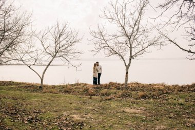 Bir çift rıhtımda sarılıyor.