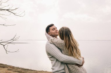 Bir çift rıhtımda sarılıyor.