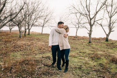 Bir çift rıhtımda sarılıyor.