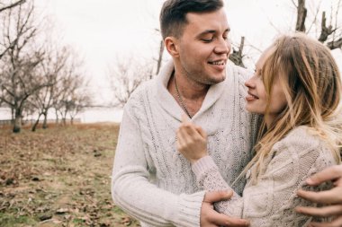 Bir çift rıhtımda sarılıyor.