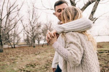 Bir çift rıhtımda sarılıyor.