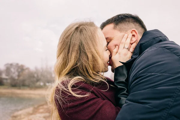 Pasangan Yang Sedang Berciuman Dermaga — Stok Foto