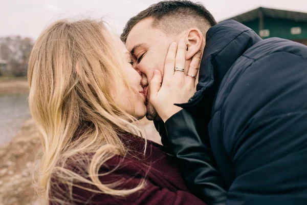 Couple Amoureux Baisers Sur Jetée — Photo