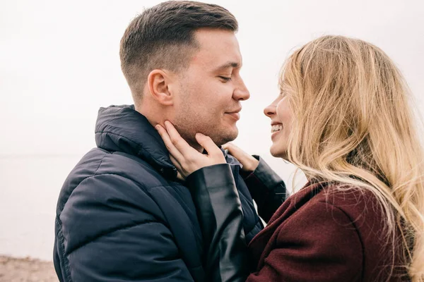 Pareja Abrazándose Muelle —  Fotos de Stock