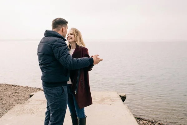 Paar Knuffels Een Pier — Stockfoto