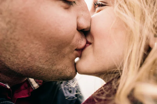 Pár Szerelmes Csókok Mólón — Stock Fotó