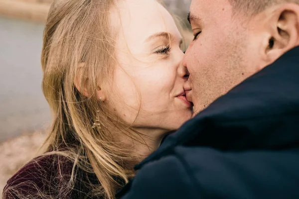 Koppel Liefde Kussen Pier — Stockfoto