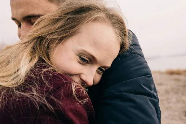 Couple Hugging Pier — Stock Photo, Image