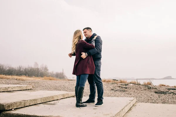 Casal Abraçando Cais — Fotografia de Stock