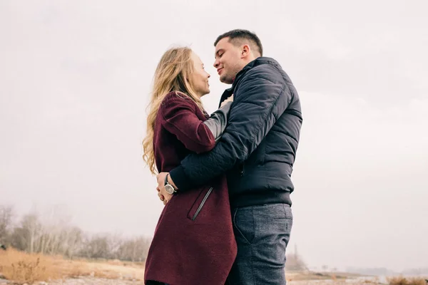 Paar Umarmt Sich Auf Einer Seebrücke — Stockfoto