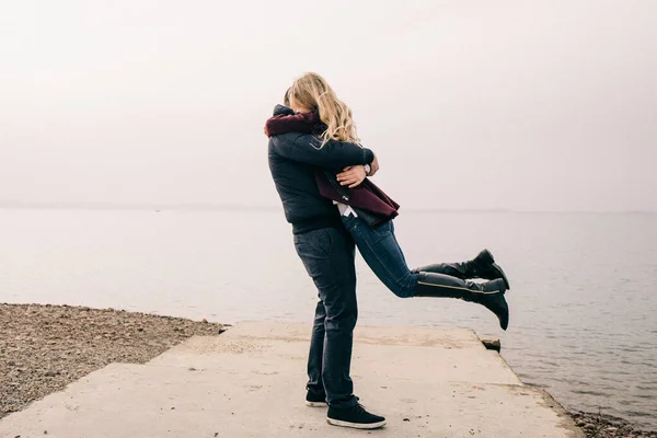 Paar Knuffels Een Pier — Stockfoto