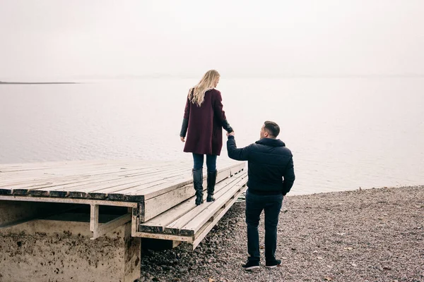 Gli Amanti Camminano Sul Molo — Foto Stock