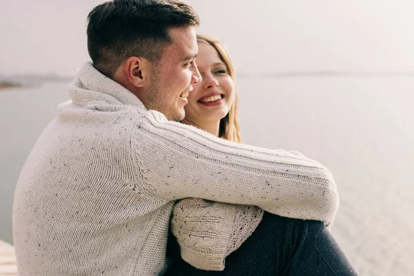 Casal Abraçando Cais — Fotografia de Stock