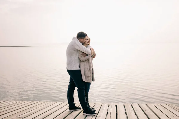 Casal Abraçando Cais — Fotografia de Stock