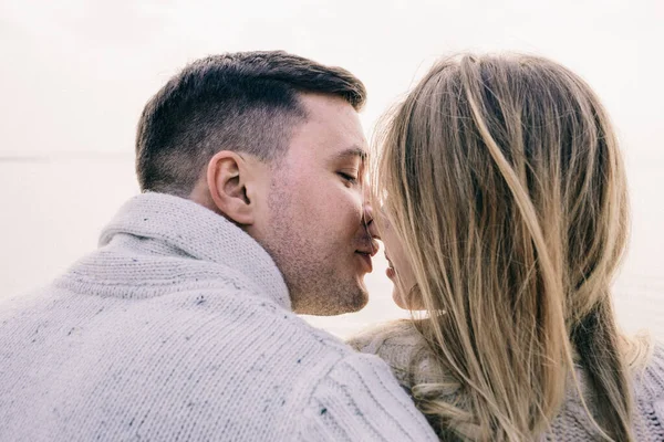 Couple Hugging Pier — Stock Photo, Image