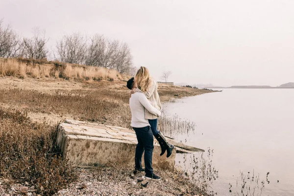 Bir çift rıhtımda sarılıyor.