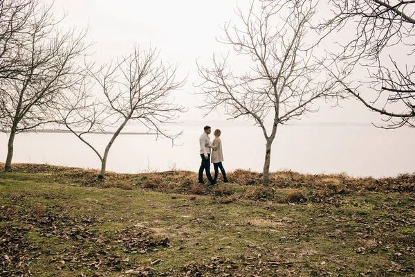 Pasangan Yang Jatuh Cinta Berjalan Taman — Stok Foto