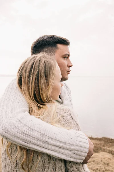 Casal Abraçando Cais — Fotografia de Stock