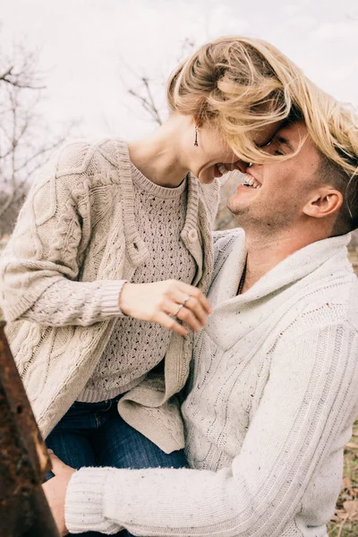 Happy Couple Hugging Nature — Stock Photo, Image