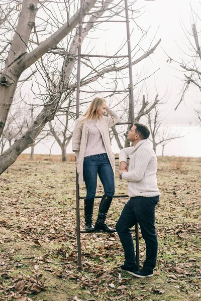 Pareja Amor Camina Naturaleza —  Fotos de Stock