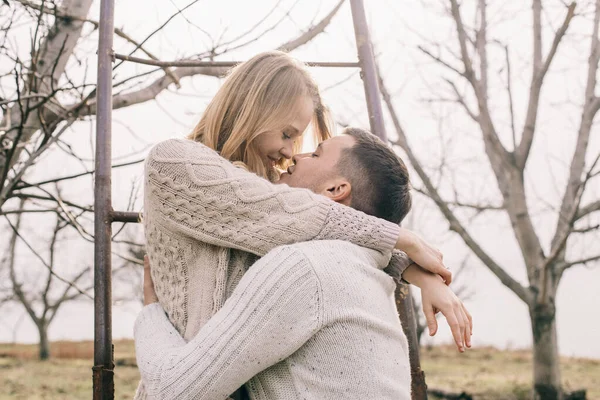 Paar Umarmt Und Küsst Sich Auf Einem Steg — Stockfoto