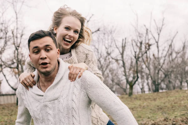 Pareja Feliz Abrazándose Naturaleza — Foto de Stock