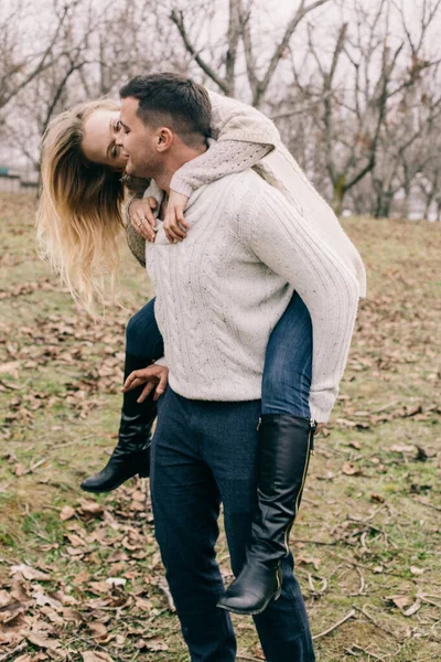 Pareja Feliz Abrazándose Naturaleza —  Fotos de Stock