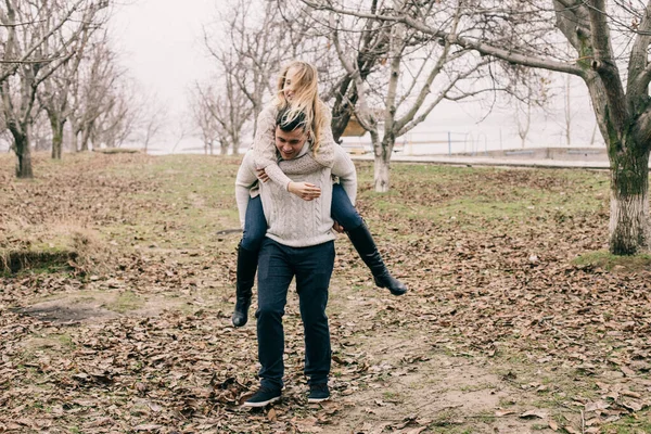 幸福的情侣拥抱自然 — 图库照片