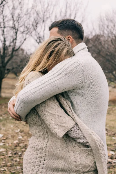 Happy Couple Hugging Nature — Stock Photo, Image