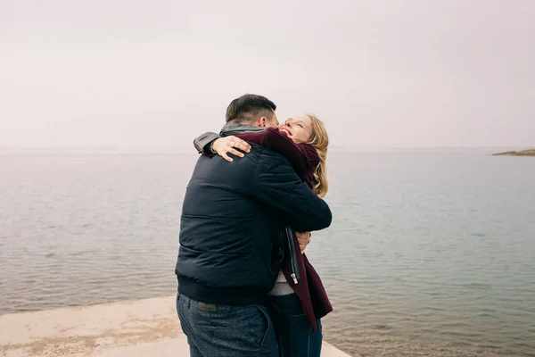 Pareja Feliz Abrazándose Naturaleza —  Fotos de Stock