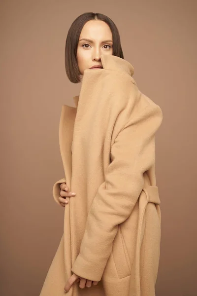 Mode schöne Dame im beigen Mantel — Stockfoto