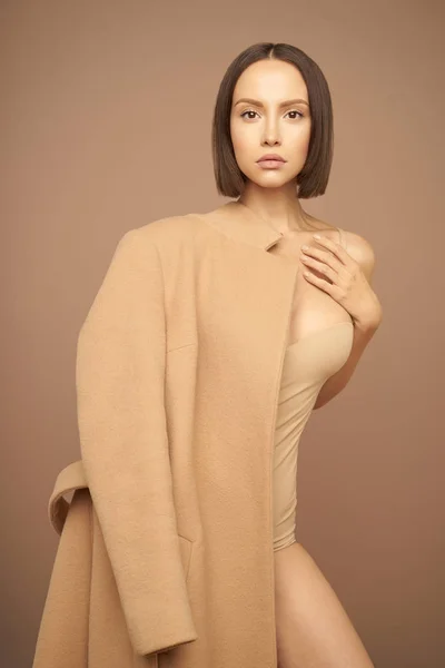 Mode belle dame en manteau beige — Photo