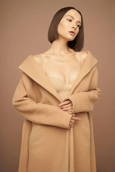 Mode mooie dame in beige jas — Stockfoto