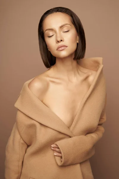 Divat szép hölgy bézs kabát — Stock Fotó
