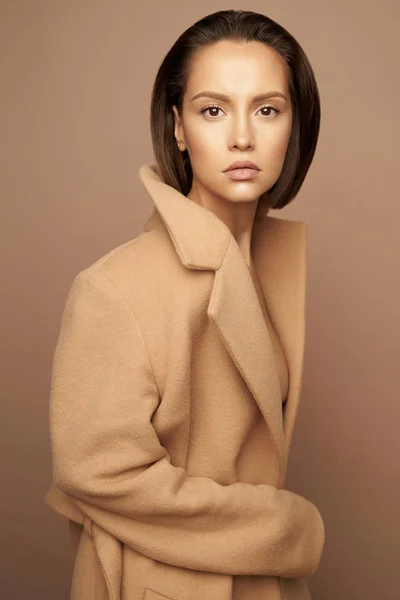 Mode belle dame en manteau beige — Photo