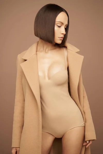 Mode vacker dam i Beige Coat — Stockfoto