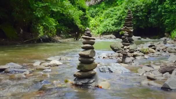 Πέτρινες Πυραμίδες Που Ισορροπούν Στο Ποτάμι — Αρχείο Βίντεο