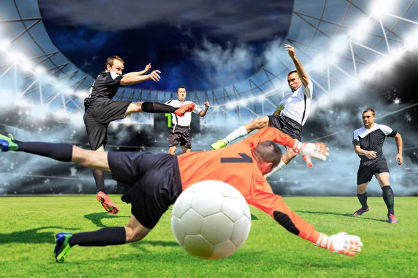 Scener Från Fotboll Eller Fotboll Spel Med Manliga Spelare — Stockfoto