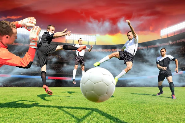Bir Futbol Veya Futbol Sahneleri Ile Erkek Oyuncu Oyun — Stok fotoğraf