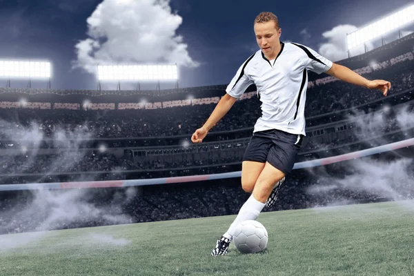 Bir Futbol Veya Futbol Sahneleri Bir Erkek Oyuncu Ile Oyun — Stok fotoğraf