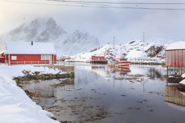Balıkçı köyü Sund üzerinde Lofoten Adaları, Norveç