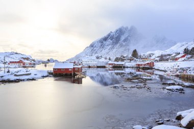 Balıkçı köyü Sund üzerinde Lofoten Adaları, Norveç