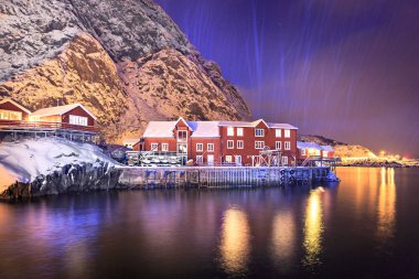 Bir i Lofoten Lofoten Adaları üzerinde gece, Norveç aradı balıkçı köyü