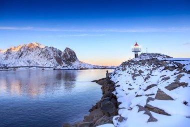 Reine Lofoten Adaları yılında deniz feneri günbatımı, Norveç tarafından