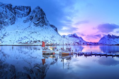 Gece, Norveç balıkçı köyü Reine Lofoten Adaları