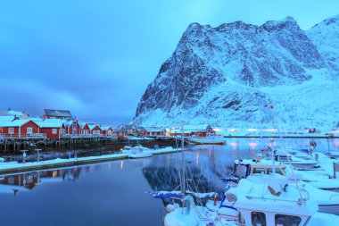 Gece, Norveç balıkçı köyü Reine Lofoten Adaları