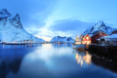 Gece, Norveç balıkçı köyü Reine Lofoten Adaları